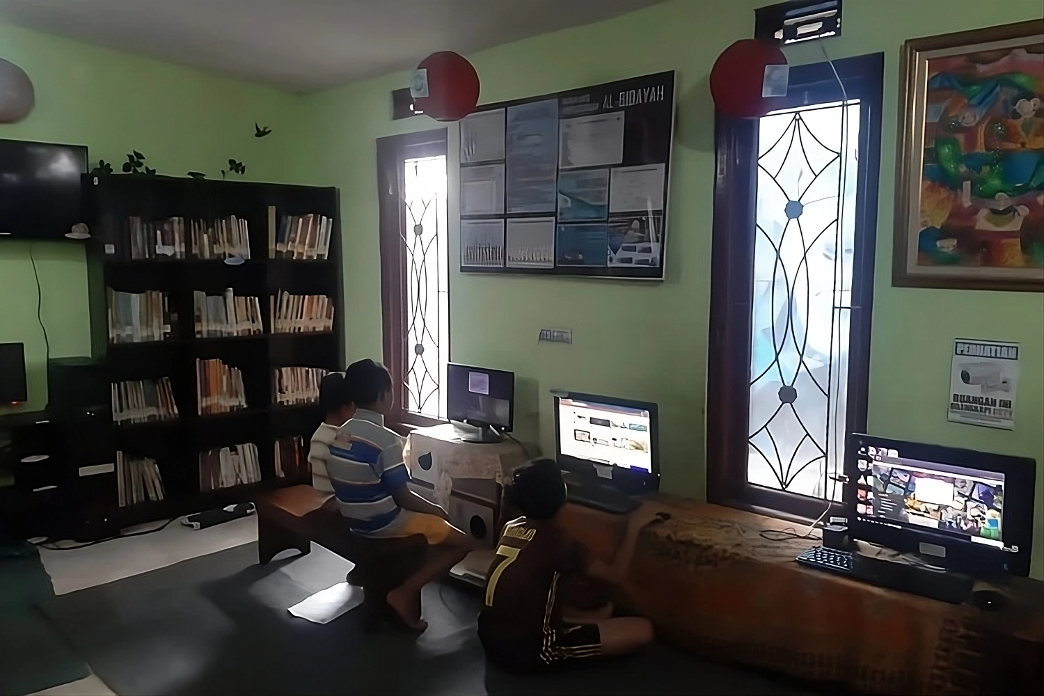 Anak-anak membaca buku di perpustakaan