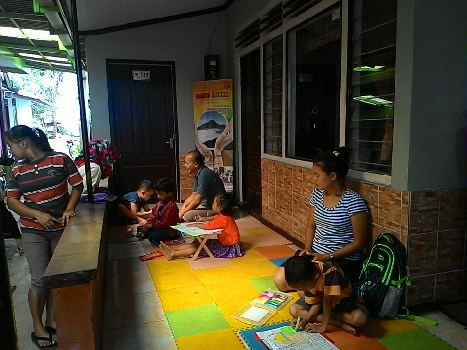 Hari pertama lomba mewarnai di TBM Al-Bidayah