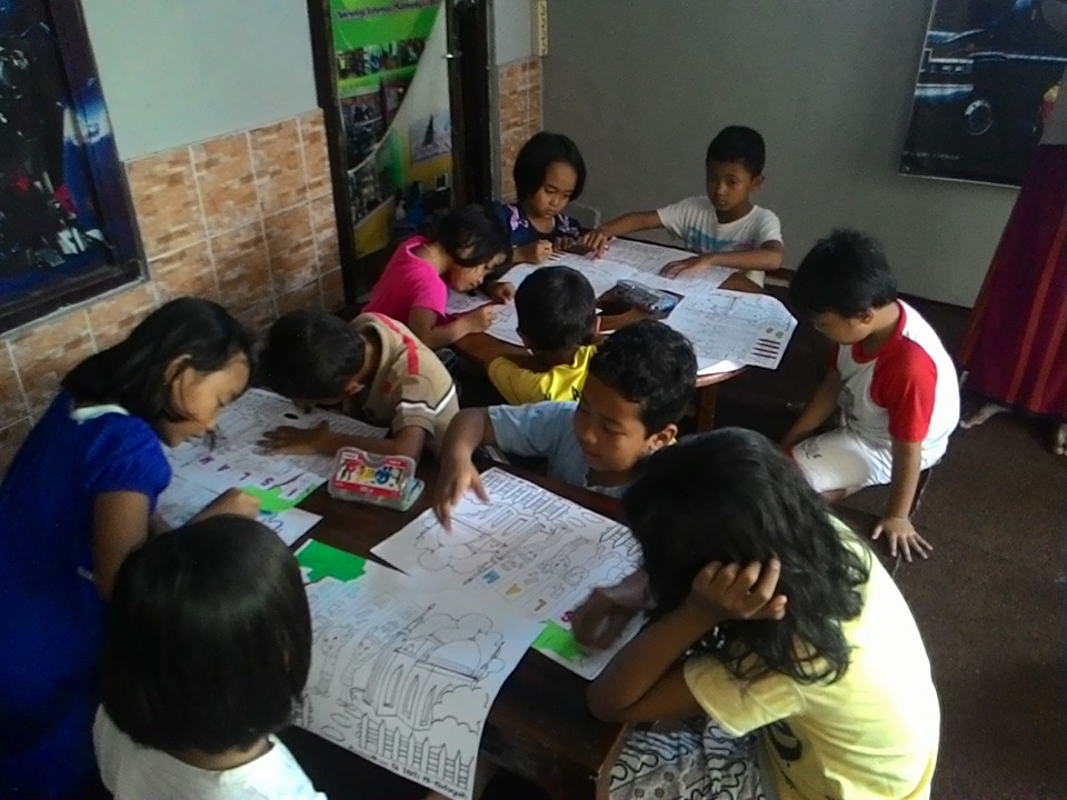 Lomba melukis di TBM Al-Bidayah
